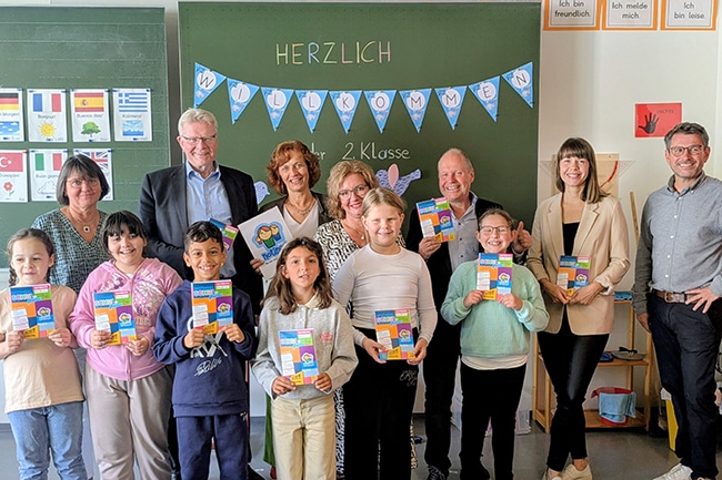 Klassenleiterin Friederike Römer, Oberbürgermeister Thomas Ebersberger, Siglinde Seidler-Rieß, Koordinatorin des Familienbündnisses Bayreuth, stellvertretende Schulleiterin Katja Pensky, Prof. Martin Leschke, Präsident des Rotary Clubs Bayreuth-Eremitage, Annegret Schnick vom Rotary Club Bayreuth-Eremitage und Schulleiter Markus Schneider-Geier. Foto: Stadt Bayreuth.