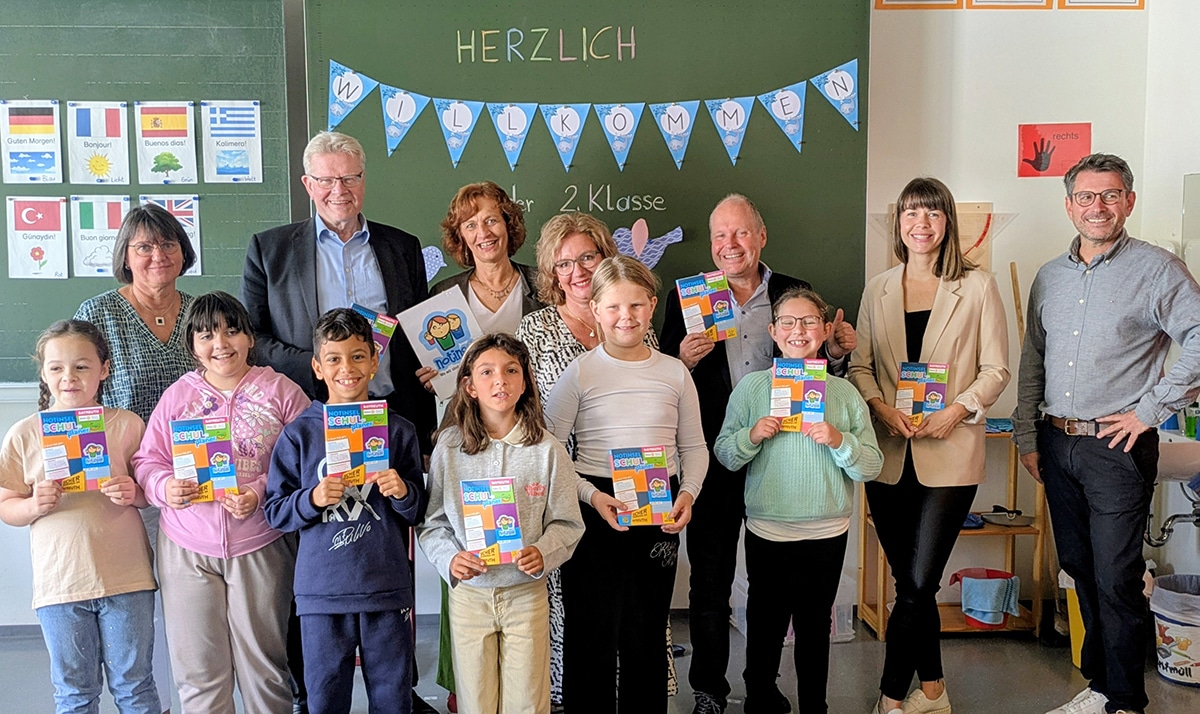 Klassenleiterin Friederike Römer, Oberbürgermeister Thomas Ebersberger, Siglinde Seidler-Rieß, Koordinatorin des Familienbündnisses Bayreuth, stellvertretende Schulleiterin Katja Pensky, Prof. Martin Leschke, Präsident des Rotary Clubs Bayreuth-Eremitage, Annegret Schnick vom Rotary Club Bayreuth-Eremitage und Schulleiter Markus Schneider-Geier. Foto: Stadt Bayreuth.
