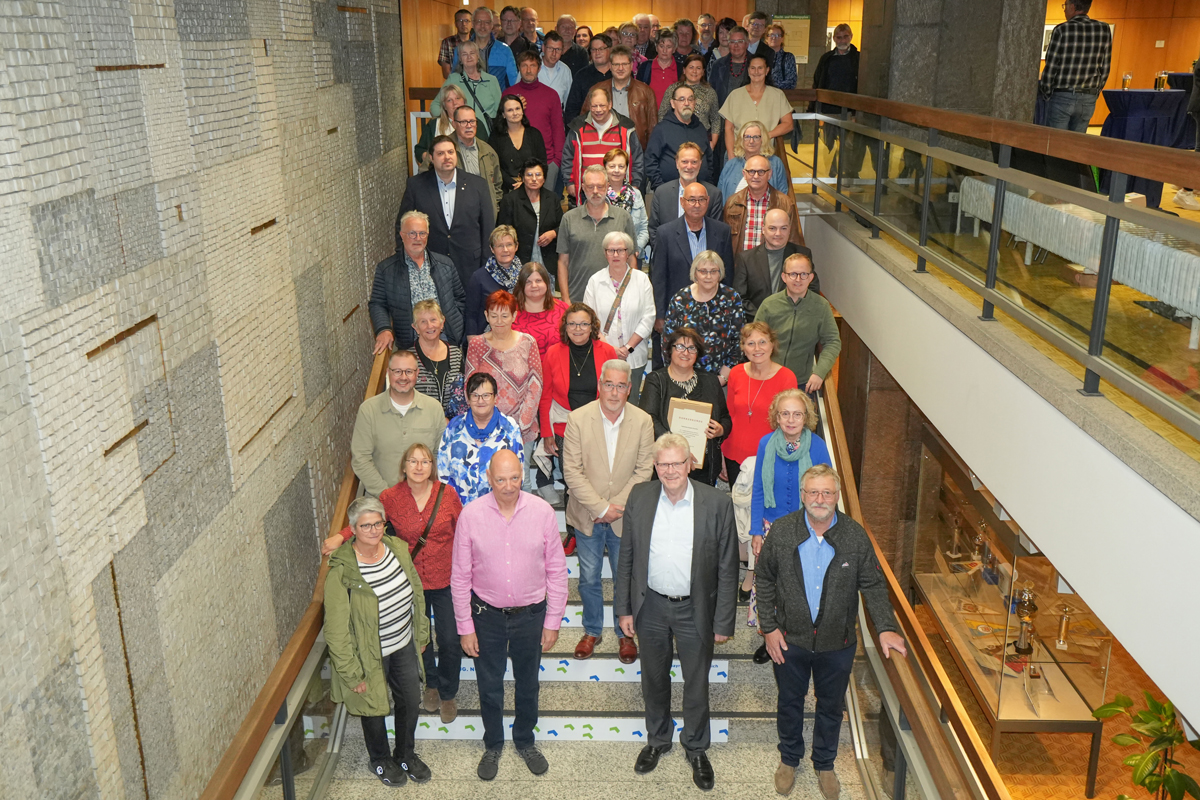 Zahlreiche Männer und Frauen wurden für ihr ehrenamtliches Engagement als Wahlhelfer im Neuen Rathaus ausgezeichnet. Foto: Stadt Bayreuth