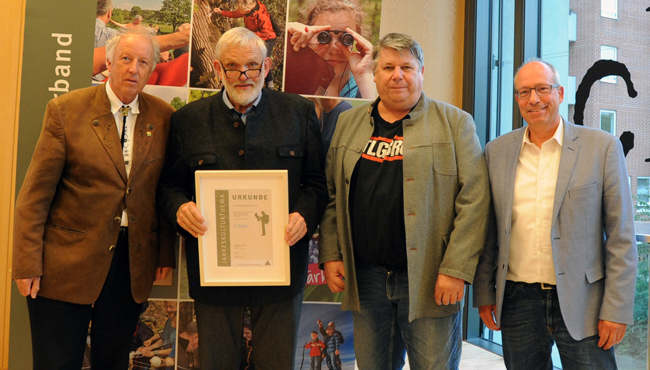 Am 26. September nahmen Christian Kreipe und der stellvertretende Vorsitzende Rüdiger Taubald vom Fichtelgebirgsverein (Mitte) in Kassel die Urkunde für den ersten Platz den Jahreskulturpreis des Deutscher Wanderverbands für den Jean Paul-Weg von DWV-Präsident Dr. Michael Ermrich (links) sowie DWV-Vorstandsmitglied und DWV-Kulturwart Matthias Löb (rechts) entgegen. Foto: J. Kuhr/DWV