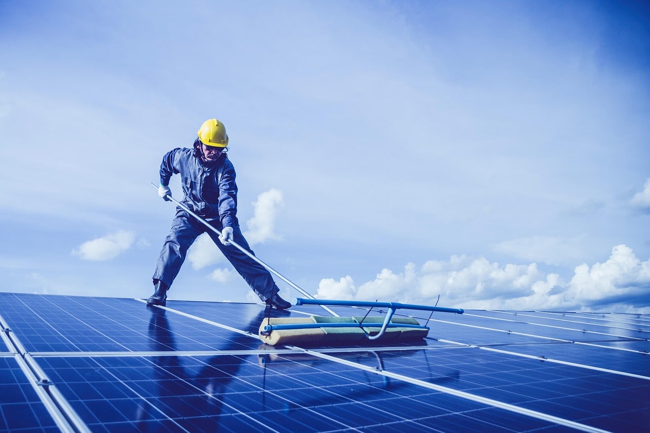 Ein Monteur arbeitet auf einer Fläche mit Solar-Modulen. | Foto: Pixabay