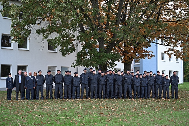 Polizeibeamte stehen in einer Reihe