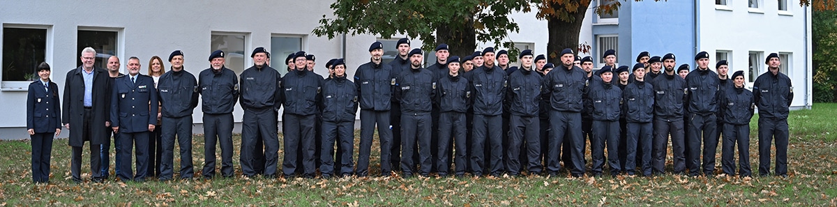 Polizeibeamte stehen in einer Reihe