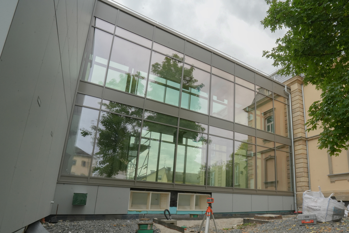 Über einen verglasten Verbindungsbau sind Villa und Neubau barrierefrei erreichbar. Fotos: Stadt Bayreuth