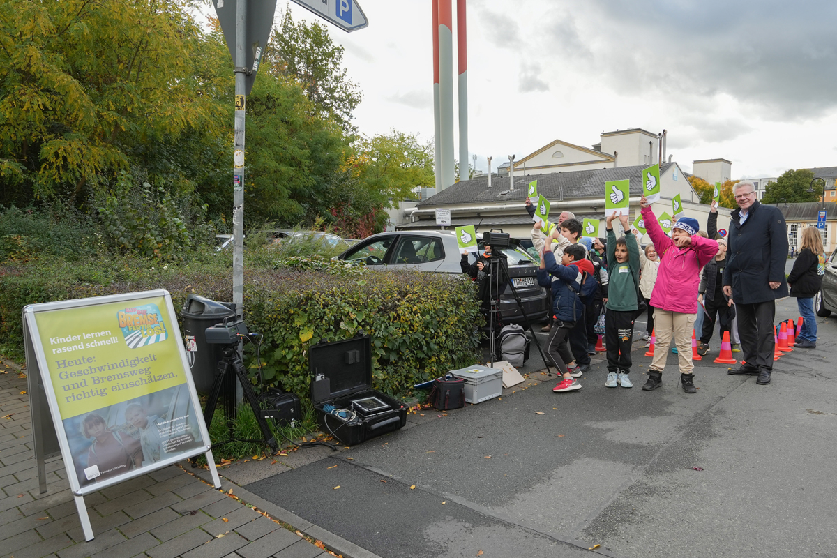 An der Turnhalle beim Stadtbad hat die Stadt Bayreuth mit der Gemeinnützigen Gesellschaft für Kriminalprävention und Verkehrssicherheit (gGKVS) eine Aktion zur Schulwegsicherheit durchgeführt, an der Schülerinnen und Schüler der Graserschule begeistert teilgenommen haben. | Foto: Stadt Bayreuth