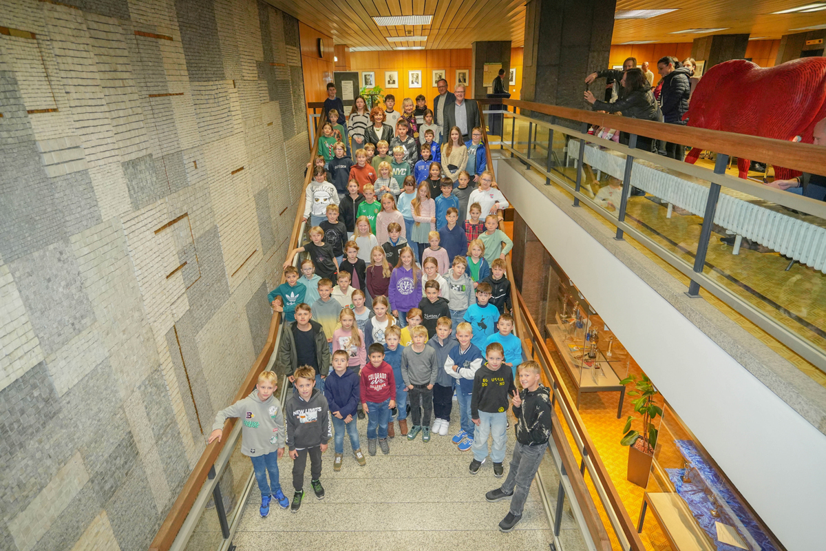 Die Preisträgerinnen und Preisträger der Kinderuni 2025 im Neuen Rathaus Bayreuth. Foto: Stadt Bayreuth