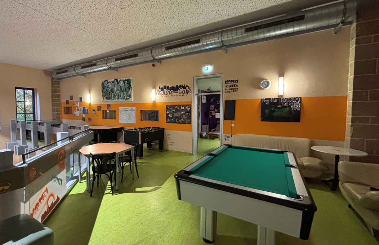 Blick auf einen Billardtisch und Sitzgelegenheiten im Kommunalen Jugendzentrum. | Foto: Stadt Bayreuth