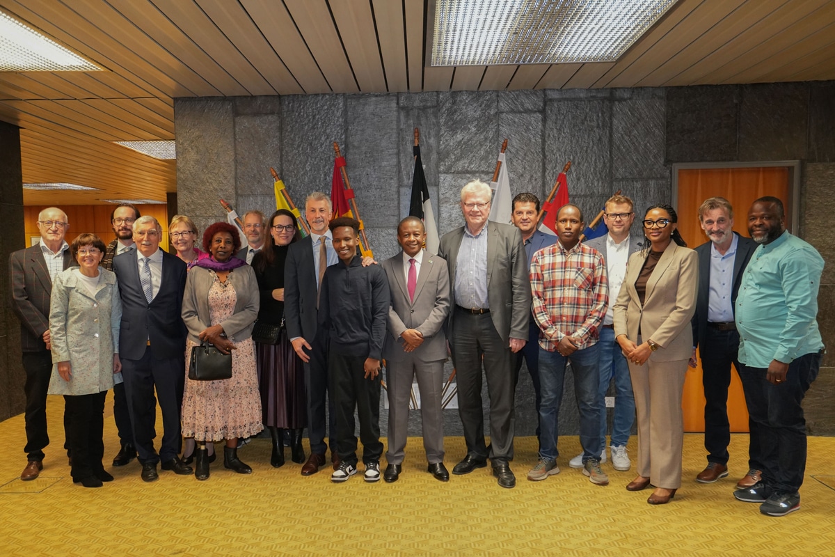 Der Botschafter der Vereinigten Republik Tansania, Hassani Iddi Mwamweta (8. v. re.), ist bei seinem Besuch im Rathaus von Oberbürgermeister Thomas Ebersberger (7. v. re.) begrüßt worden. Foto: Stadt Bayreuth