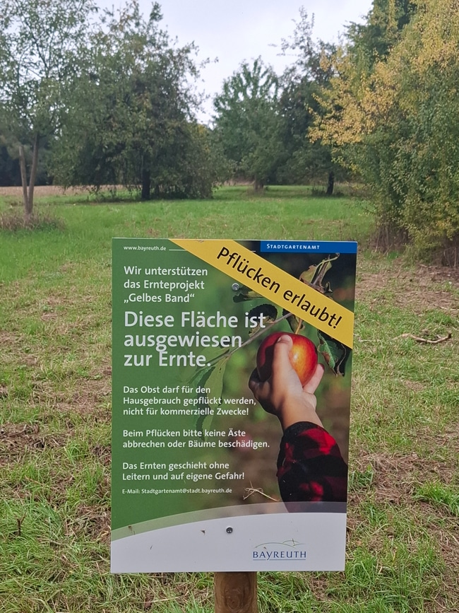 Eine Obstwiese der Stadt Bayreuth mit einem Hinweisschild. Foto: Stadt Bayreuth