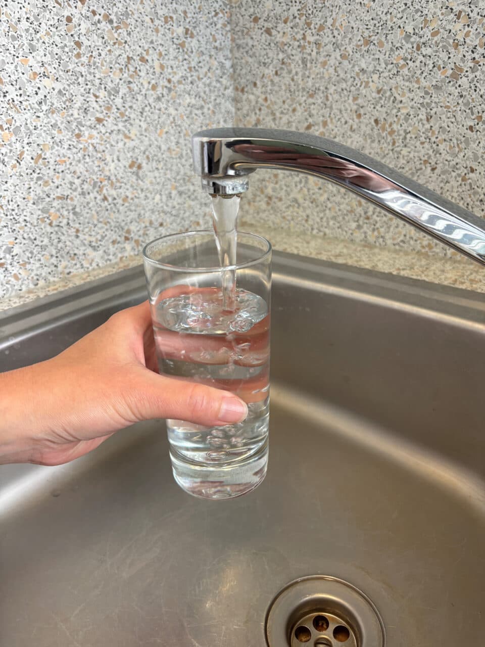 Ein Glas wird mit Leitungswasser gefüllt. Foto: Stadt Bayreuth