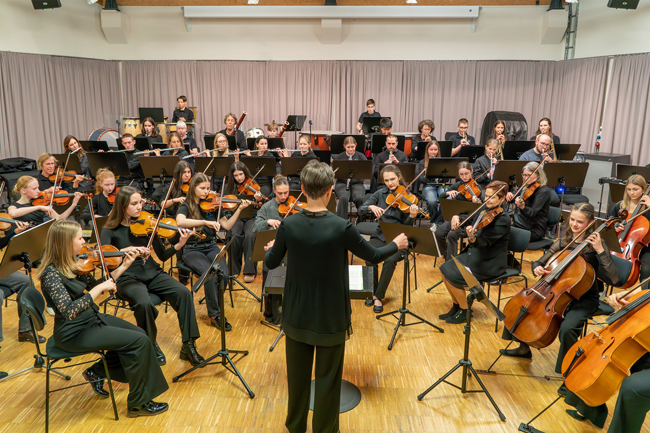 Ein Orchester mit Dirigentin. Foto: bayreuth.media