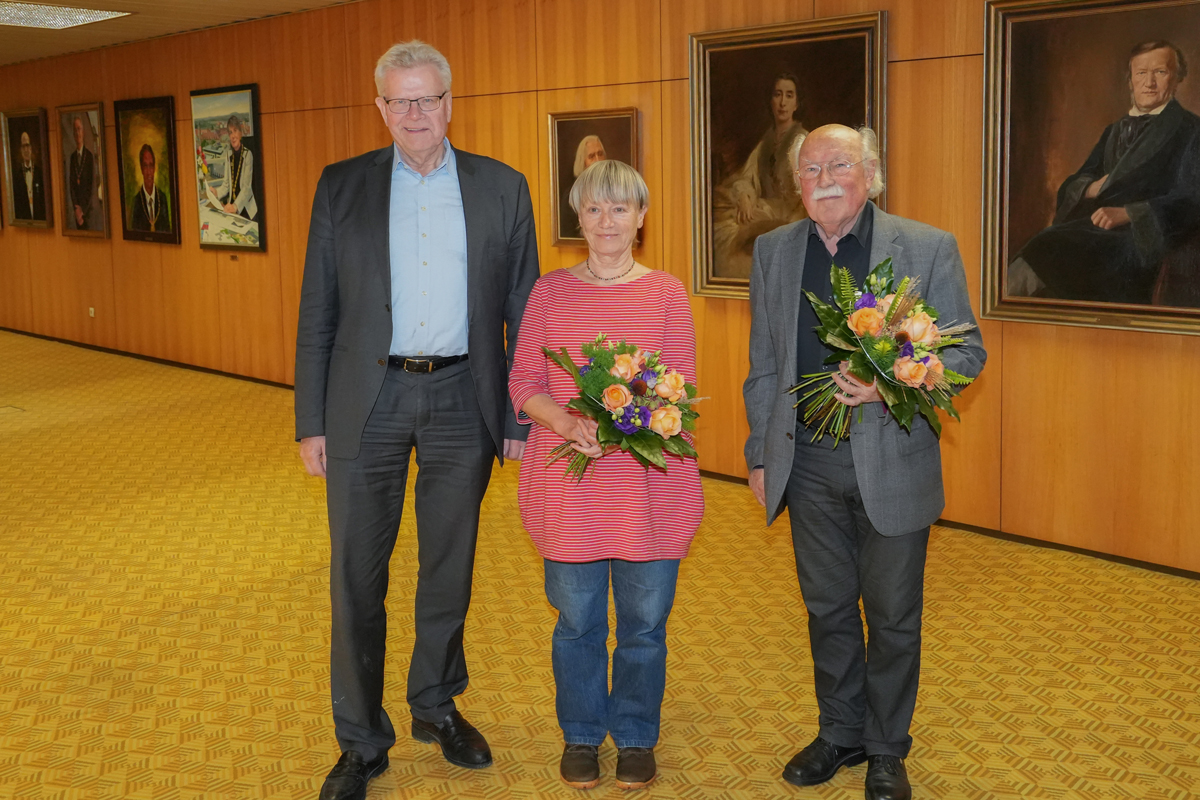 Oberbürgermeister Thomas Ebersberger hat am Donnerstag die Distriktvorsteher Manfred Müller mit der Bayreuth-Medaille in Gold und Johanna Rönsch mit der Dankurkunde des Bayerischen Innenministeriums für besondere Verdienste um die kommunale Selbstverwaltung ausgezeichnet. Foto: Stadt Bayreuth