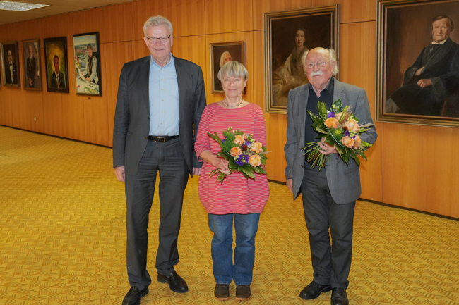 Oberbürgermeister Thomas Ebersberger hat am Donnerstag die Distriktvorsteher Manfred Müller mit der Bayreuth-Medaille in Gold und Johanna Rönsch mit der Dankurkunde des Bayerischen Innenministeriums für besondere Verdienste um die kommunale Selbstverwaltung ausgezeichnet. Foto: Stadt Bayreuth