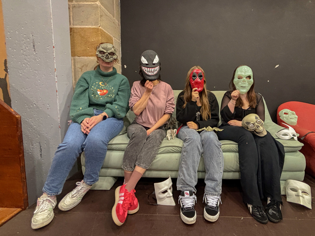 Das Team des KOMM in Gruselmasken freut sich auf viele Gäste bei der Halloween-Party am 31. Oktober. Foto: Stadt Bayreuth