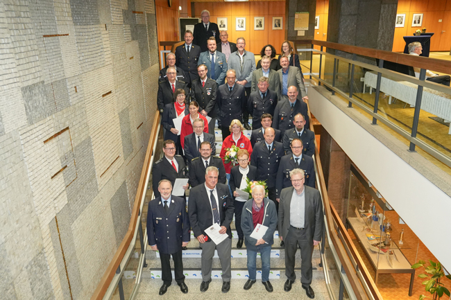 Im Rahmen einer Feierstunde hat Oberbürgermeister Thomas Ebersberger zahlreiche ehrenamtliche Rettungskräfte der Bayreuther Feuerwehren, des Bayerischen Roten Kreuzes und des Technischen Hilfswerkes für ihr jahrzehntelanges Engagement für die Allgemeinheit ausgezeichnet. Foto: Stadt Bayreuth