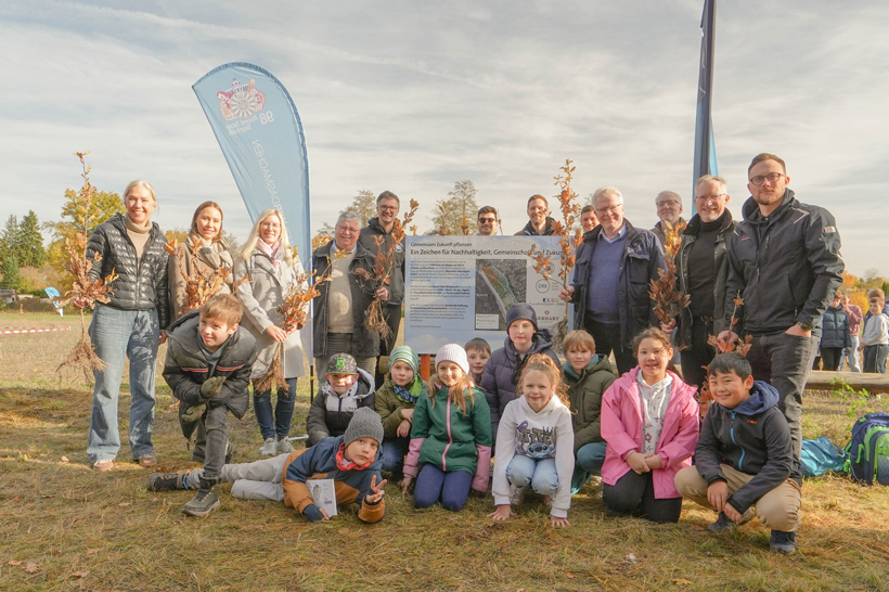 Eine Gruppe von Personen steht auf einer Wiese mit einem Banner. | Foto: Stadt Bayreuth
