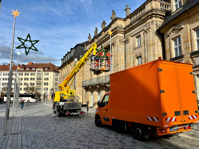 Die Mitarbeiter des Stadtbauhofs bauen die Weihnachtsbeleuchtung in der Opernstraße auf.