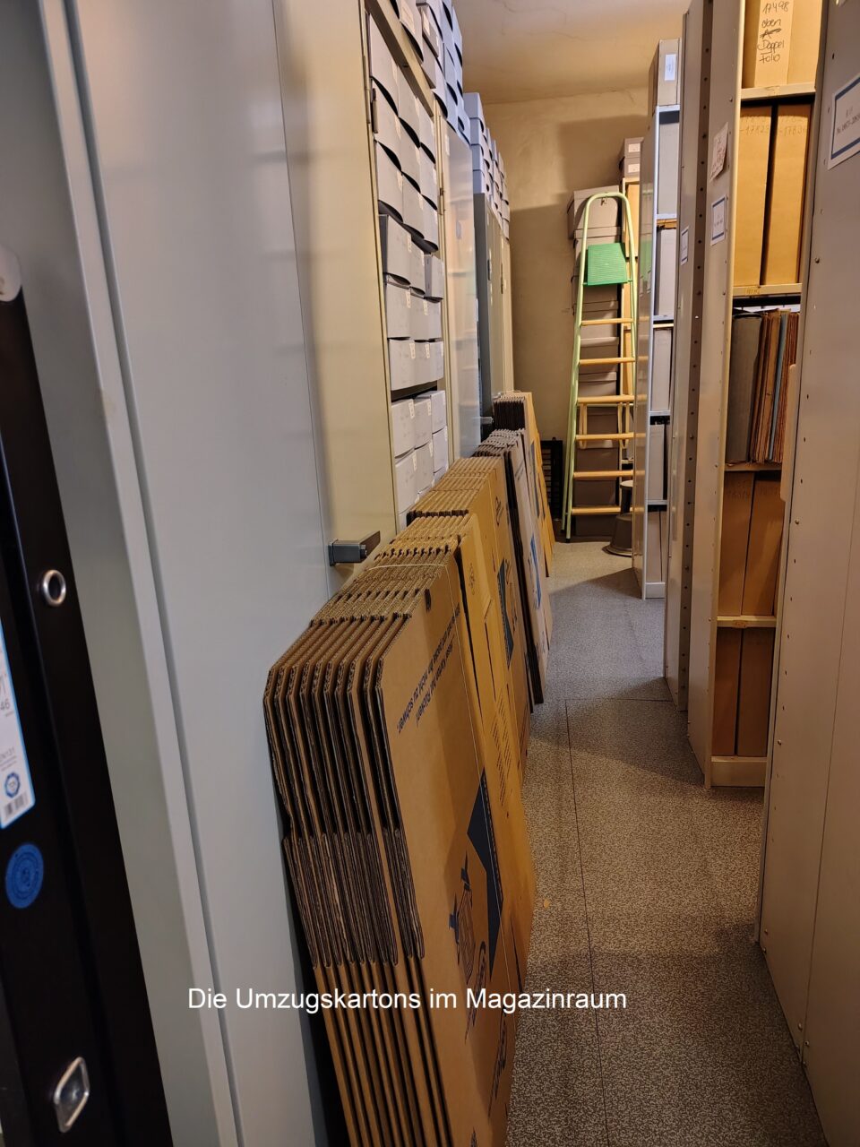 Die Umzugskartons im Magazinraum 1. OG des Stadtarchivs