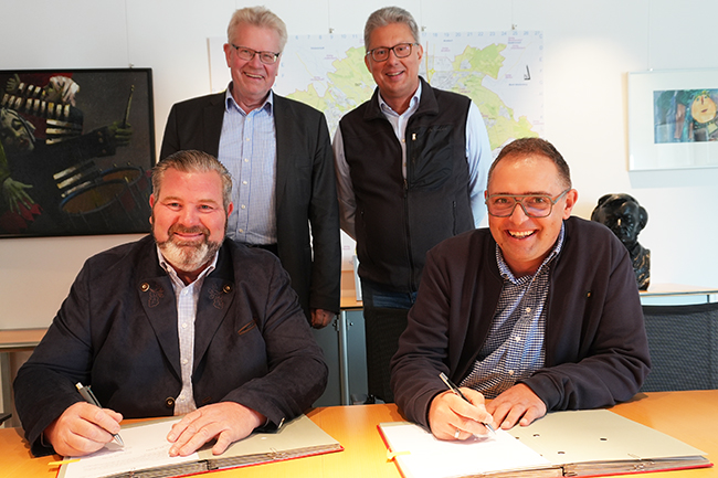 Am 02.10.2025 unterzeichneten Ulrich Bertelshofer und Jürgen Kastner, im Beisein von Oberbürgermeister Thomas Ebersberger sowie Finanzreferent Michael Rubenbauer den Geschäftsbesorgungsvertrag.