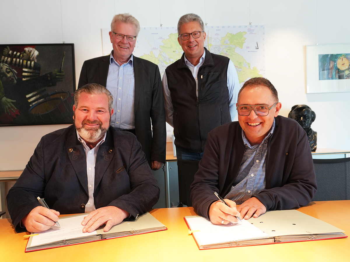 Am 02.10.2025 unterzeichneten Ulrich Bertelshofer und Jürgen Kastner, im Beisein von Oberbürgermeister Thomas Ebersberger sowie Finanzreferent Michael Rubenbauer den Geschäftsbesorgungsvertrag.