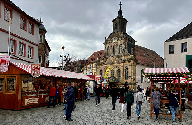 Blick auf die Spitalkirche mit Buden des Martinimarktes im Vordergrund