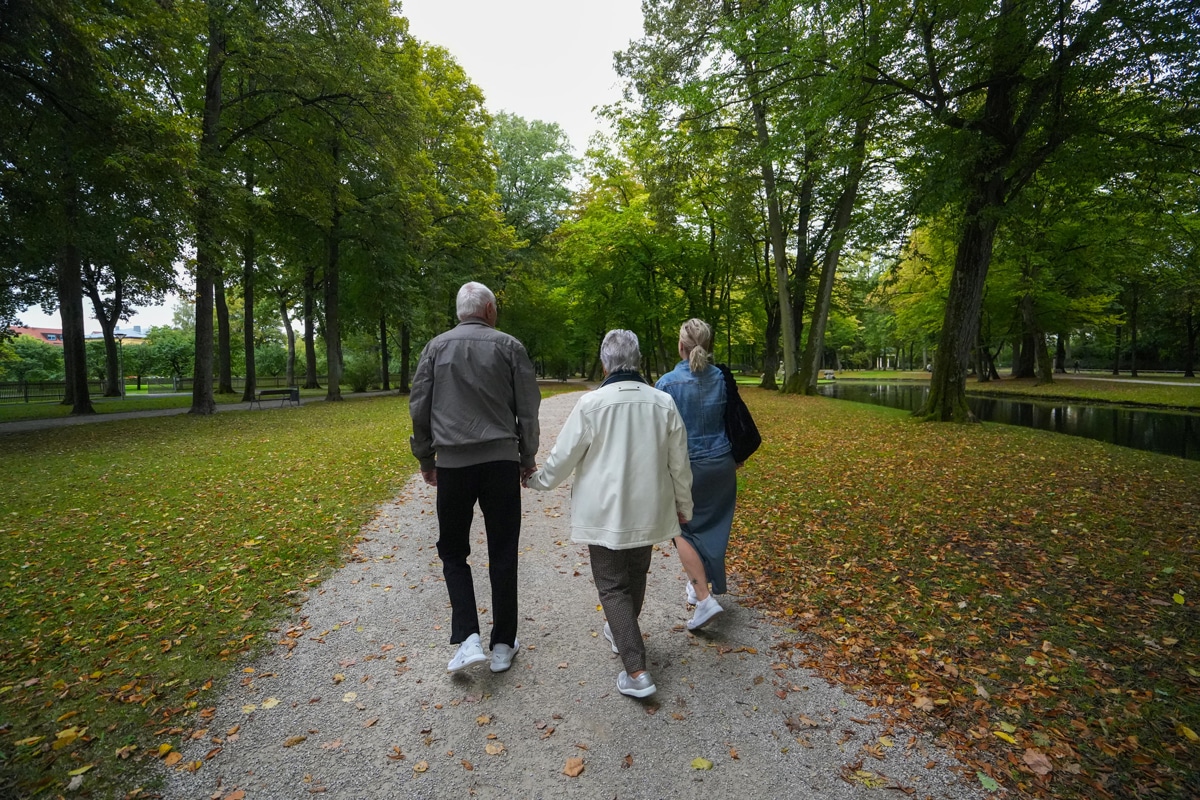 Ein älteres Paar läuft mit einer jüngeren Frau durch den Hofgarten. Foto: Stadt Bayreuth