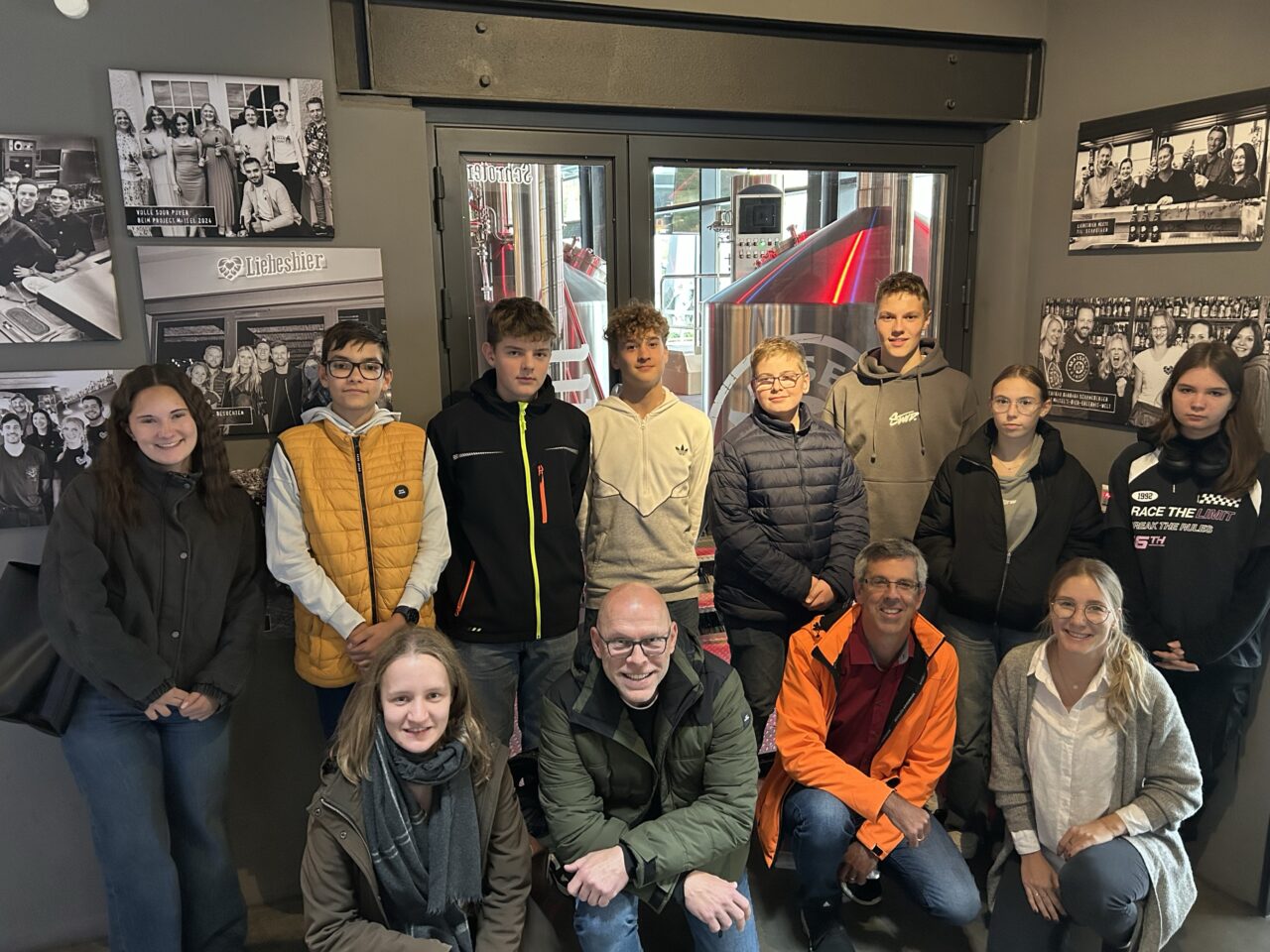 Eine Gruppe junger Menschen stehen im Foyer der Maisel Brauerei. | Foto: Maisel