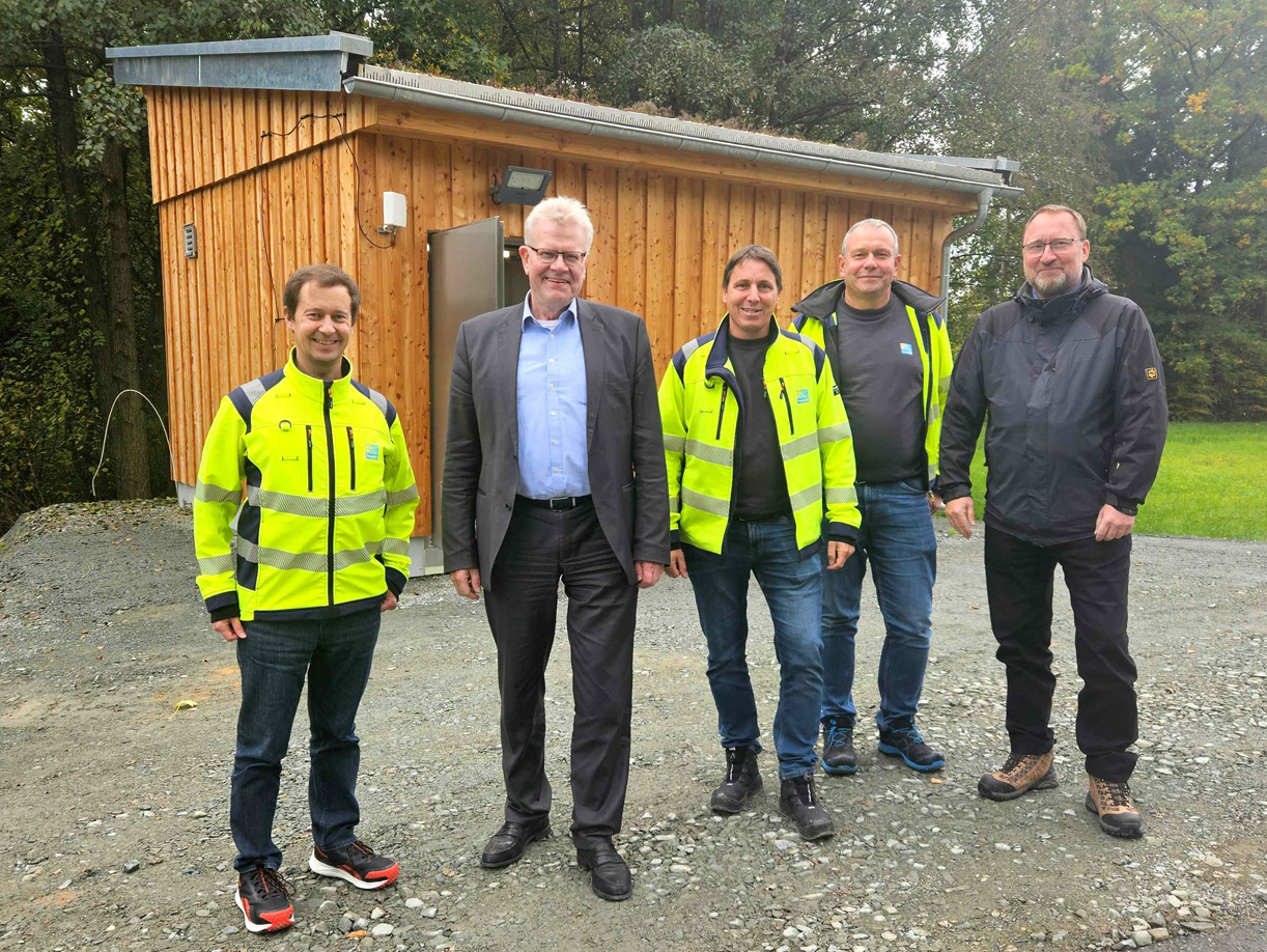Fünf Personen stehen vor einem kleinen Holzgebäude. | Foto: Stadtwerke Bayreuth