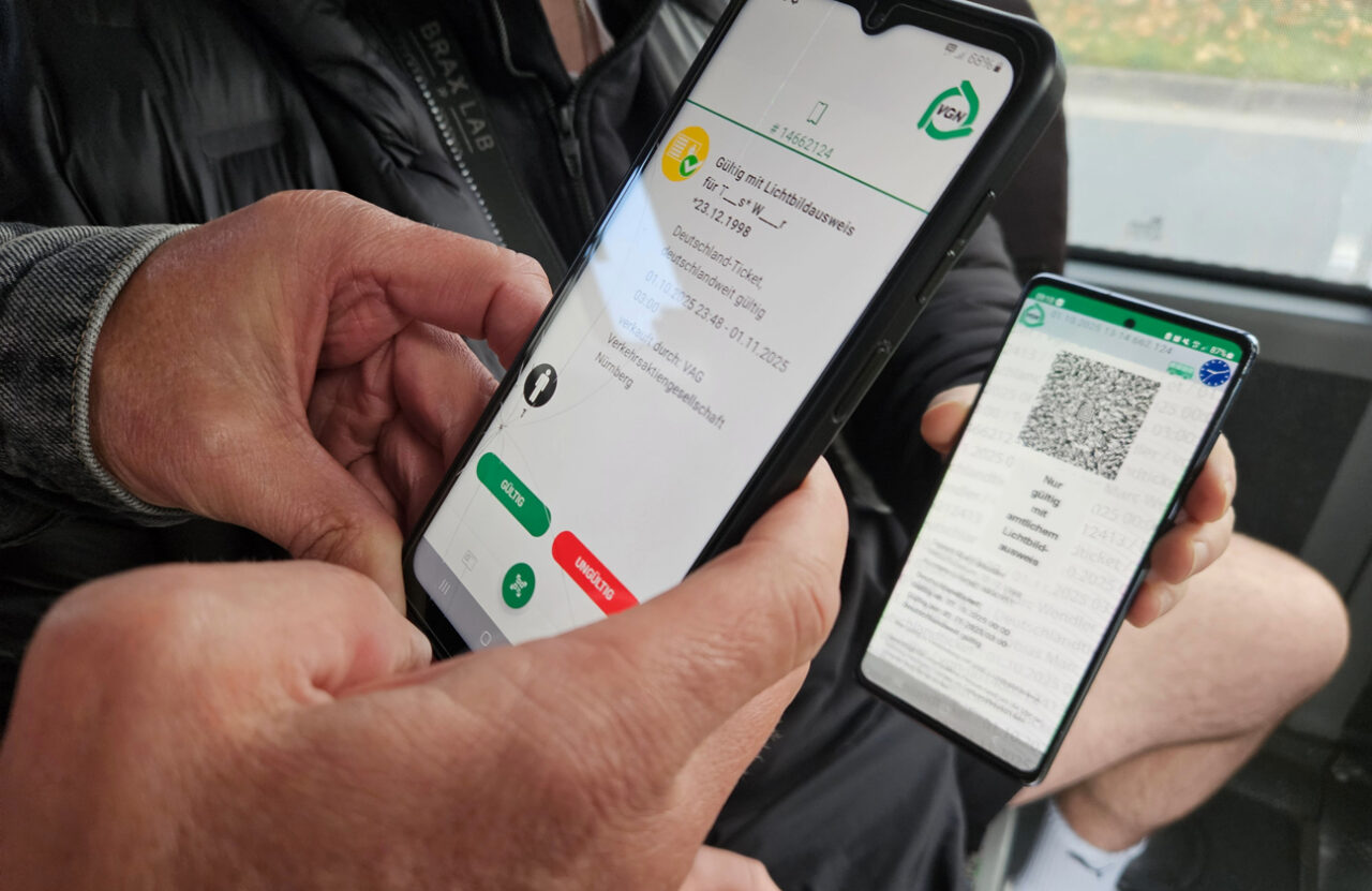 Blick auf ein Handy mit digitalem Fahrticket. | Foto: Stadtwerke Bayreuth
