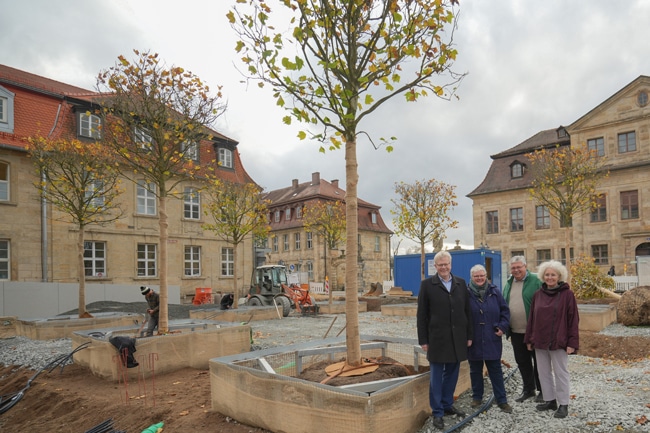 Die Neugestaltung des Jean-Paul-Platzes im Eingangsbereich des Friedrichsforums kommt voran. Nachdem Ende Oktober die Zisterne eingebaut worden ist, wurden am Dienstag, 11. November, acht Kastenplatanen gepflanzt – sehr zur Freude von (v. li.) Oberbürgermeister Thomas Ebersberger, der stellvertretenden Stadtgartenamtsleiterin Annegret Läkamp, Stadtgartenamtsleiter Robert Pfeifer und Stadtbaureferentin Urte Kelm. Foto: Stadt Bayreuth