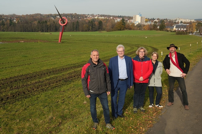 Die Großskulptur „Indikator“ auf der Wiese des Bezirkslehrguts erstrahlt in neuem Glanz. Darüber freuen sich (v. li.) Harald Ott, stellvertretender Leiter der Landwirtschaftlichen Lehranstalten des Bezirks Oberfranken, Oberbürgermeister Thomas Ebersberger, Martina Clemens, Verwaltungsleiterin des Bezirkslehrguts, Kulturamtsleiterin Sabine Hacker und Künstler Hannes Neubauer. Foto: Stadt Bayreuth