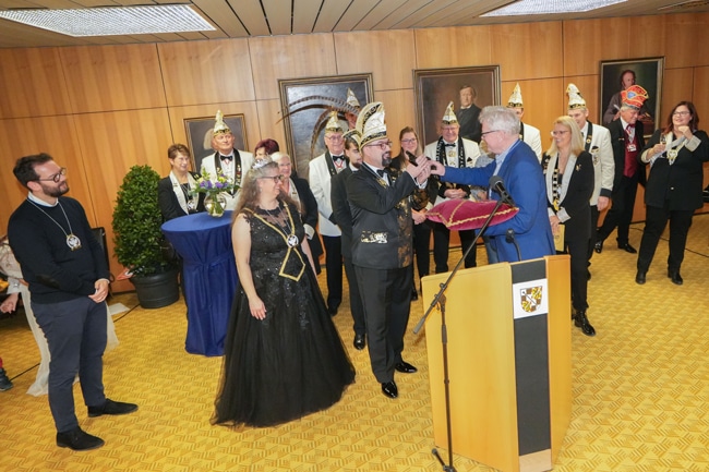 Das Prinzenpaar Simone I. und Daniel I. von der Bayreuther Faschingsgesellschaft „Schwarz-Weiß“ haben von Oberbürgermeister Thomas Ebersberger am Freitag Schlüssel und Geldsäckel fürs Neue Rathaus übernommen. Foto: Stadt Bayreuth