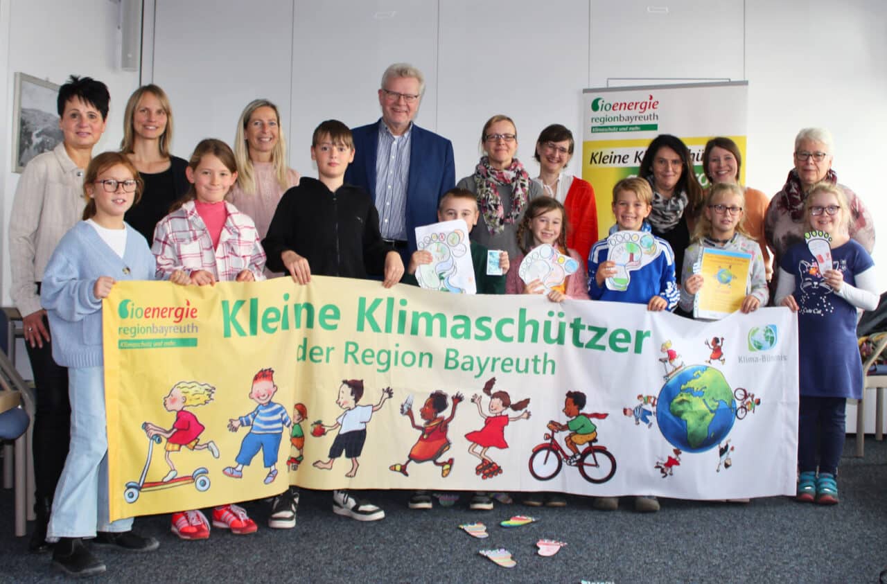 Eine Gruppe von Kindern präsentiert mit mehreren Erwachsenen ein Transparent. | Foto: Stadt Bayreuth