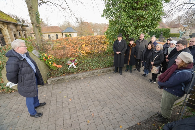 Oberbürgermeister Thomas Ebersberger mit Vertretern des Bayreuther Kulturlebens bei der Kranzniederlegung am Grab von Jean Paul. Foto: Stadt Bayreuth