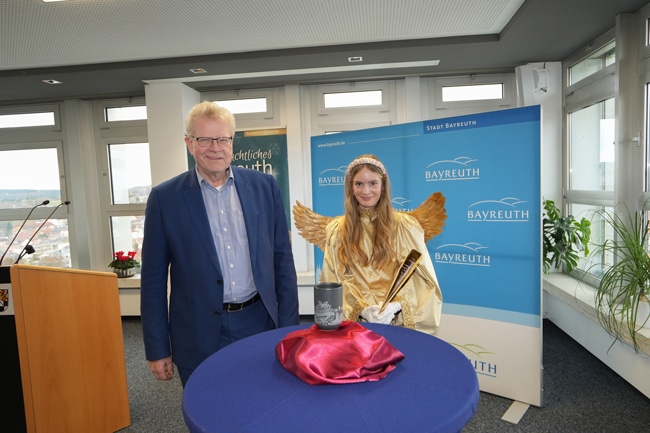 Oberbürgermeister Thomas Ebersberger und das Christkind Lisa Damisi. Foto: Stadt Bayreuth