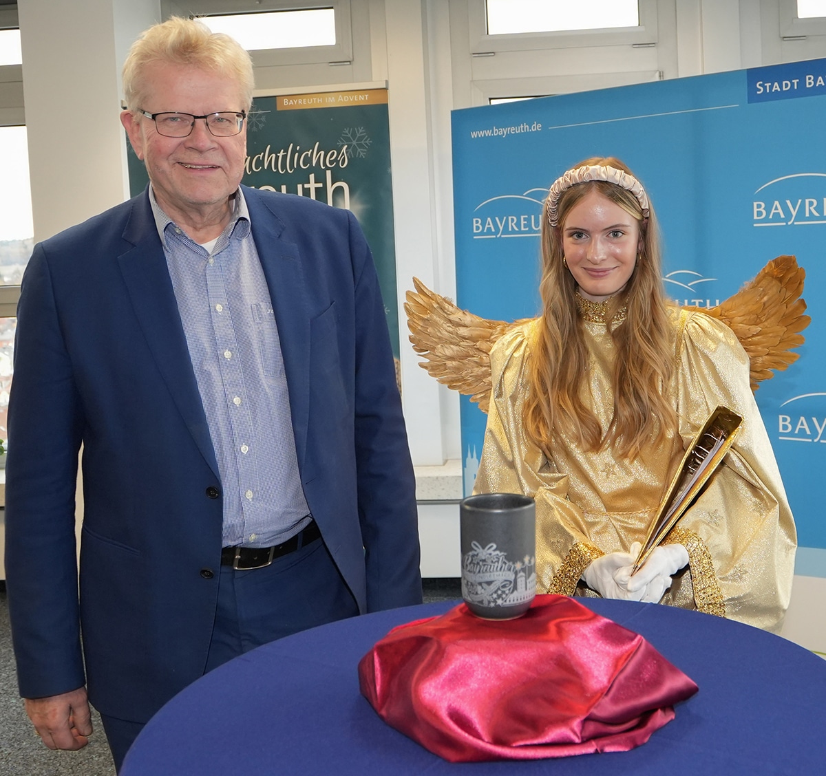 Oberbürgermeister Thomas Ebersberger und das Christkind Lisa Damisi. Foto: Stadt Bayreuth