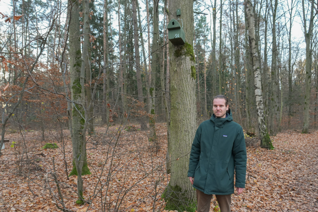 Dimitri Seidenath vom Stadtgartenamt verrät, was bei Nistkästen für Vögel im Hausgarten zu beachten ist. Foto: Stadt Bayreuth