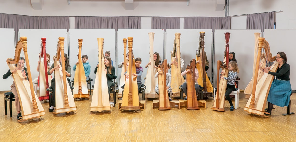 Junge Harfenspieler mit ihren Instrumenten. | Foto: Stadt Bayreuth