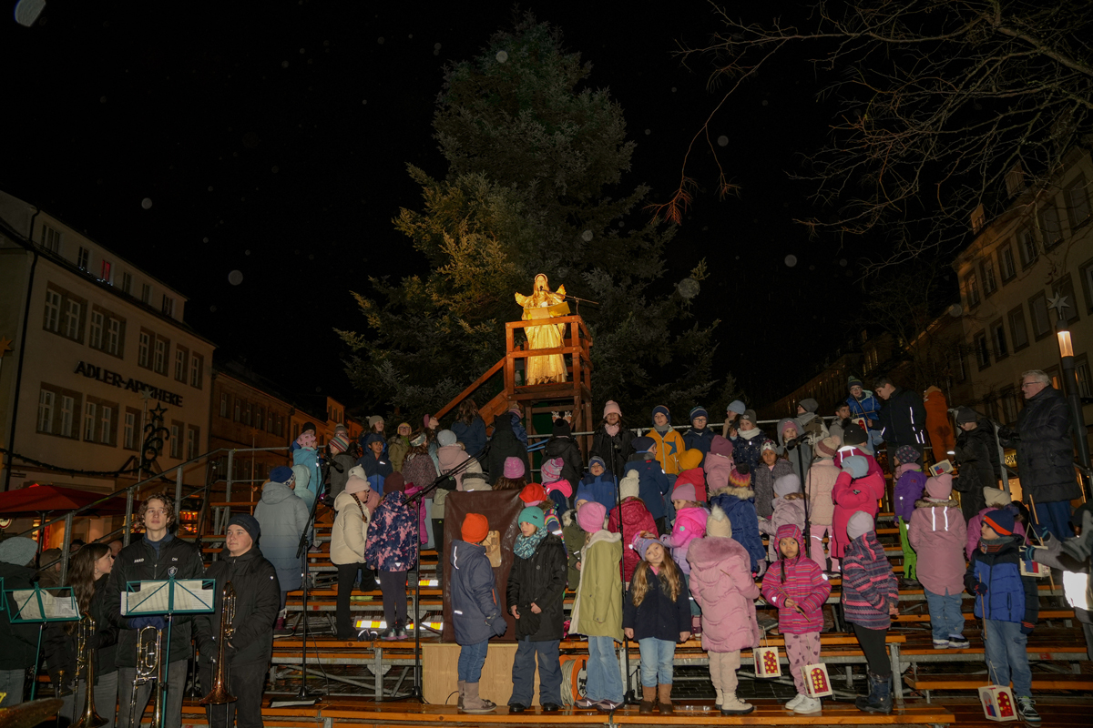 Christkind Lisa Damasi und Oberbürgermeister Thomas Ebersberger haben am Montagabend (24. November) den traditionellen Bayreuther Christkindlesmarkt eröffnet.