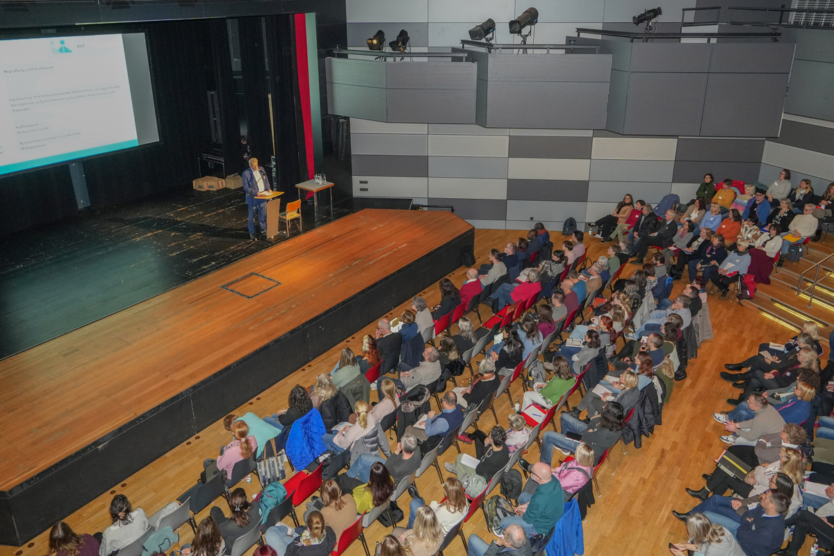 OB Thomas Eberberger spricht sein Grußwort vor Teilnehmenden des Betreuungsgerichtstags im Forum. Foto: Stadt Bayreuth