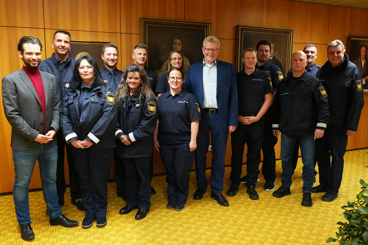 Die ausgezeichneten Mitglieder der Sicherheitswacht mit Oberbürgermeister Thomas Ebersberger.