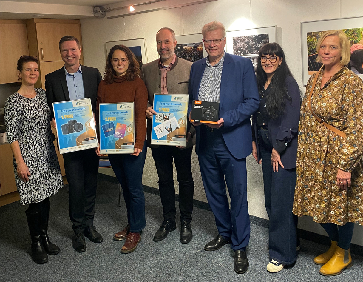 Mehrere Personen halten Plakate in die Höhe. | Foto: Landkreis Bayreuth