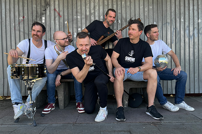 Bild der Musiker, die nebeneinander sitzen