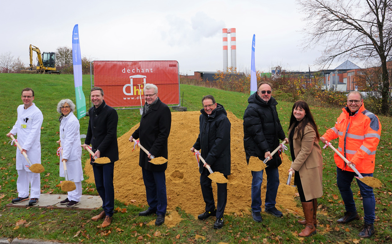 Eine Gruppe von Personen mit Schaufeln in den Händen auf einem Baugelände. | Foto: Klinikum Bayreuth GmbH