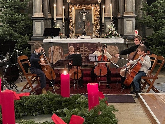 Jugendliche Musiker der Musikschule Bayreuth beim Adventskonzert in der Ordenskirche