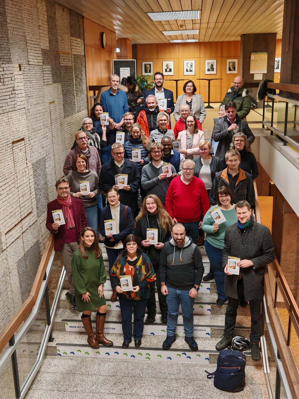 Am Montag, 15. Dezember 2025, sind im Neuen Rathaus die Leitlinien für die Integrationspolitik offiziell vorgestellt worden. In Vertretung von Oberbürgermeister Thomas Ebersberger übergab der für den Bereich Integration zuständige Zweite Bürgermeister Dr. Andreas Zippel das Dokument im Rahmen einer öffentlichen Veranstaltung.