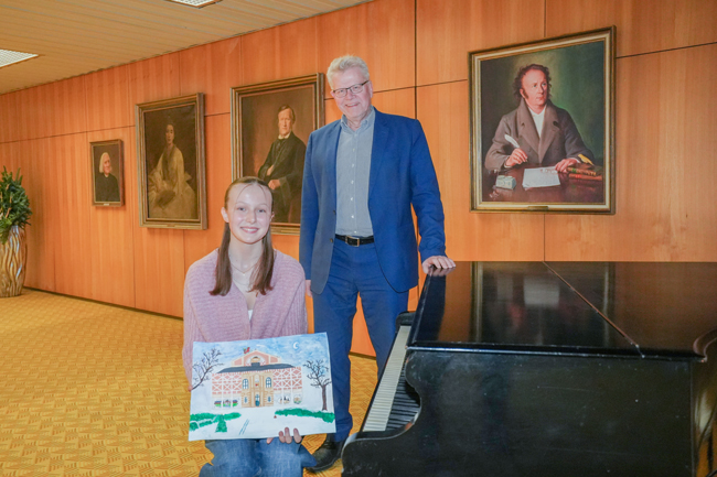 OB Thomas Ebersberger und Marie Böhm mit dem Motiv für die diesjährige Weihnachtskarte der Stadt Bayreuth. Foto: Stadt Bayreuth