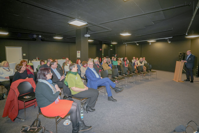 Im Rahmen einer kleinen Jubiläumsfeier wurde in der RW21 Stadtbibliothek das zehnjährige Bestehen der „Präventiven Hausbesuche“ gefeiert. Foto: Stadt Bayreuth