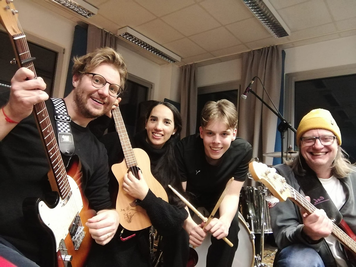 Musiker mit ihren Instrumenten in der Hand