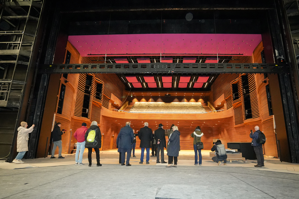 Die Stadt Bayreuth hatte im Rahmen des gemeinsamen Wirtschaftsempfangs von Stadt und Landkreis Bayreuth Vertreterinnen und Vertreter der Medien am Donnerstag, 4. Dezember, zu einer Führung durch das Friedrichsforum eingeladen. Dabei informierten Oberbürgermeister Thomas Ebersberger, der Leiter des Friedrichsforums Dr. Björn Rodday und die stellvertretende technische Leiterin Judith Konnerth über den Stand der Arbeiten an dem Kultur- und Veranstaltungszentrum.